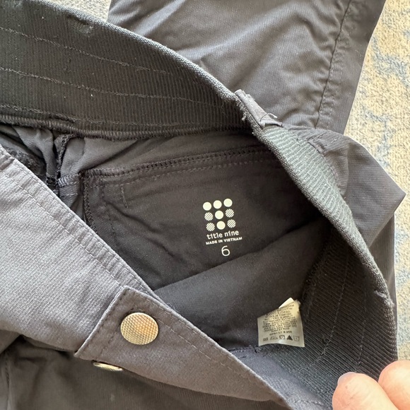Title Nine black size 6 hiking pants - Picture 2 of 4